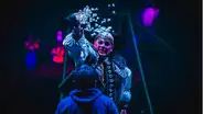 Circo de Agua: Espectáculo acuático presenta un barco, piratas y sirenas bajo la carpa