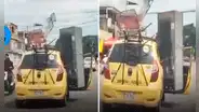 Taxista genera críticas al llevar una refrigeradora y mecedoras en su vehículo: “Irresponsable al volante”