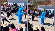 Hombre en Perú sorprende al salir disfrazado de tiburón para desfilar por Fiestas Patrias