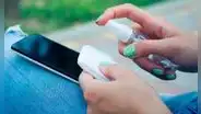 ¿Limpias tu teléfono con alcohol? Esto puede pasarle a tu celular si sigues haciéndolo