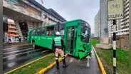 Bus de la empresa Los Loritos se despista en la av. Universitaria y bloquea el tránsito en San Miguel