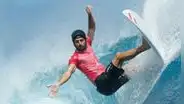 ¡Alonso Correa clasificó a las semifinales de surf de París 2024! Venció al japonés Reo Inaba