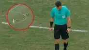 Árbitro de España vs. Marruecos sufrió insólita lesión: jugador lo 'atropelló' y tuvo que ser cambiado