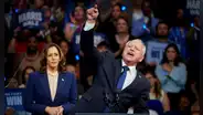 Tim Walz arremete contra Trump y J. D. Vance durante su presentación oficial: "Estos tipos son espeluznantes"