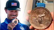 Deportista estadounidense muestra el rápido deterioro de su medalla de bronce obtenida en París 2024