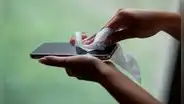 ¿Por qué no debes limpiar la pantalla de tu teléfono con papel higiénico? Esto puede ocurrirle
