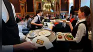Un mozo trabajó hasta medianoche tras un turno de 11 horas y es despedido por no abrir a las 7.00 a. m.