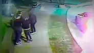 Delincuentes usan lujoso vehículo para robar las pertenencias de tres jóvenes en malecón de Miraflores