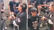 Difunden video de alcalde de Comas regalando dinero a estudiantes como 'premio' por ingresar a la universidad
