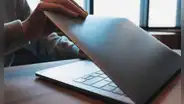¿Por qué jamás debes cerrar la tapa de tu laptop antes de que se apague por completo?