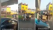 Conductor capta a recicladores llevando un ataúd usado en su triciclo: “En Perú no te aburres”