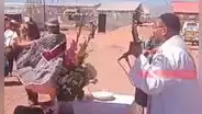 Sacerdote en Puno toma su guitarra, canta huaynos y hace bailar a sus feligreses durante misa
