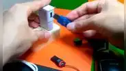¿Qué ocurre si conectas una memoria USB al cargador del celular y lo enchufas a la corriente?