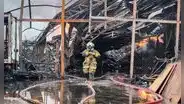 Bomberos luchan contra incendio en Breña tras más de 24 horas y el fuego se reaviva