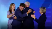 Hijo de Tim Walz llora al ver a su padre aceptar candidatura a la vicepresidencia en Estados Unidos: "Ese es mi papá"