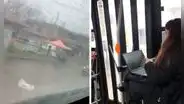 Pasajeros captan a joven con su laptop en el bus y usuarios le dicen: “Eso es tener coraje”