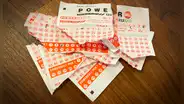 Estadounidense gana lotería de US$50.000, va a cobrar su premio y trabajador de Powerball rompe el ticket sin motivo