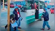 Padre ayuda a su hijo con su tarea mientras trabaja en parada de transporte y es viral: "Padres como él hay pocos"