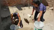 Crisis de agua en Piura: vecinos de asentamiento humano se bañan con jarras, pero siguen pagando el servicio