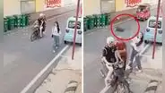 Se asusta al pensar que hombres la seguían para robarle, lanza su cartera a una casa y la trolean por inesperado final