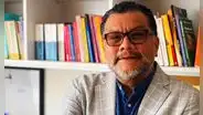 Tomás Angulo muestra constancia que lo habilita como psicólogo, pero documento tiene firma de decano expulsado