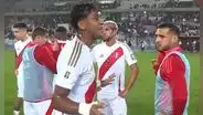 Renato Tapia y la fuerte arenga a sus compañeros que no se vio en TV tras empate de Perú: Nos sacamos la m***