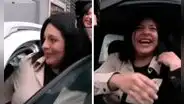 Policía multa a mujer, periodista la confronta y hace reír con respuesta: “Por lo menos ando linda”
