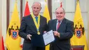 Rafael López Aliaga condecoró a Javier González-Olaechea a días de salir del Gabinete de Dina Boluarte