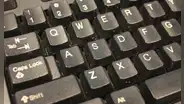 El teclado de tu computadora puede tener 400 veces más bacterias que el asiento de un inodoro, según estudio