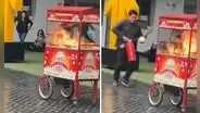 Carrito de popcorn se incendió en universidad y joven se llevó el protagonismo: “No solo graba”