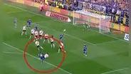 ¡Palo! Luis Advíncula estuvo a punto de anotar genial golazo de zurda en el Boca vs River