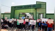 Piura: infantes estudian junto a pozos sépticos colapsados tras 4 meses de paralizada la reconstrucción