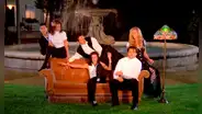 'Friends': la descomunal cifra por la que fue subastado el famoso sofá naranja de la serie en su 30 aniversario