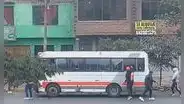 San juan de Lurigancho: destruyen lunas de cúster con pasajeros a bordo por no sumarse a paro de transportistas