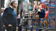 Bill Gates, uno de los hombres más ricos del mundo, es captado en video comiendo un hot dog en Nueva York