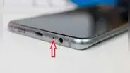 ¿Qué pasa si intentas introducir un alfiler en el agujero que está abajo de tu celular?