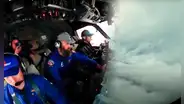 El preciso instante en que científicos vuelan hacia el huracán Milton en un avión cazatormentas: VIDEO captó todo