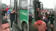 SJL: pasajero rompe retrovisor de bus "Lorito" luego que su pierna quedara atrapada en puerta posterior