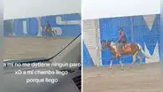 Hombre fue en caballo a su trabajo durante paro en Lima y usuarios bromean: "Ojalá el jefe me vea"