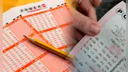 Ganador de Powerball es acusado de robar premio de US$2.040 millones y juez determina si deberá devolverlo en EE. UU.