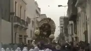 Preciso momento en que la Imagen del Señor de los Milagros casi se cae durante la segunda procesión