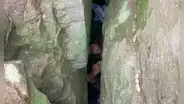 Joven cayó entre rocas y quedó atrapada boca abajo durante 7 horas al intentar recuperar su teléfono