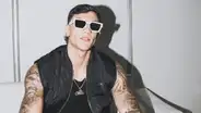 Emil sorprende al alcanzar el top 5 en ranking musical, compitiendo con Rauw Alejandro