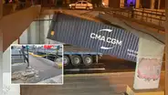 Tráfico vehicular en la avenida Alfonso Ugarte tras choque de camión con puente peatonal: plaza Ramón Castilla quedó dañada