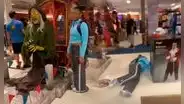 Joven se lleva gran susto al ver volar una ‘bruja’ en centro comercial de Texas: “Sentí que mi alma salía de mi cuerpo”