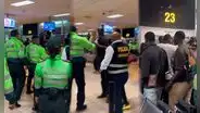 Altercado en Aeropuerto Jorge Chávez: turistas extranjeros varados más de una semana impiden abordaje a Bogotá