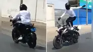 Trujillo: motociclista sufre aparatosa caída tras intentar pararse sobre su vehículo en movimiento
