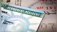 Si eres un inmigrante con la Green Card, ¿cuántas veces puedes salir y entrar a Estados Unidos este 2024?