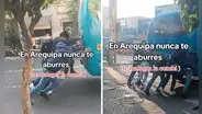 Pasajeros empujan combi averiada para llegar al trabajo: “La unión hace la fuerza”