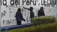 Sujetos vandalizan muro histórico de San Marcos y agreden a estudiante durante protestas por nuevas elecciones